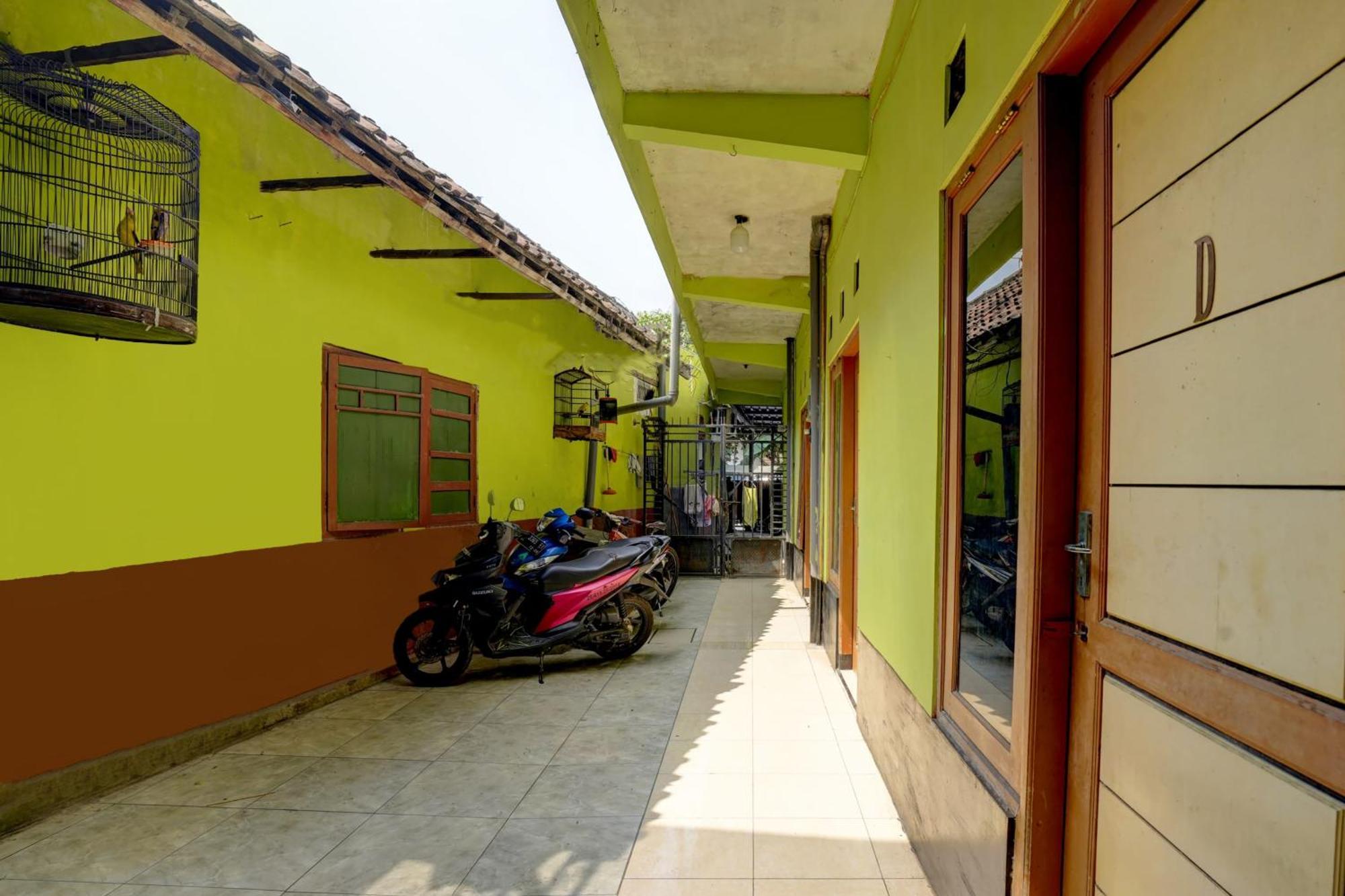 Oyo Life 92840 Wisma Morricco Jombang Exterior foto
